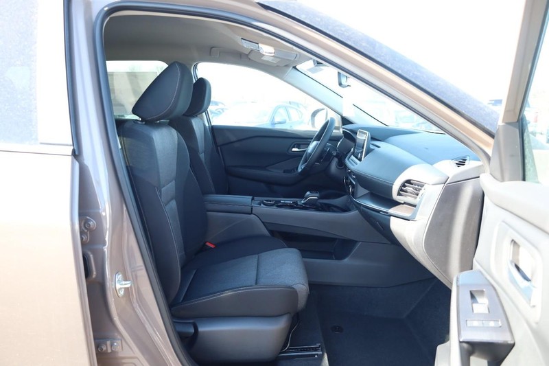 Nissan Rogue Vehicle Image 26