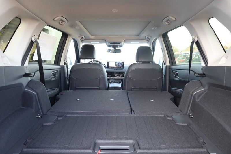 Nissan Rogue Vehicle Image 09