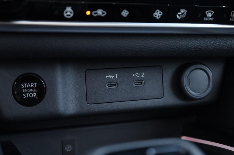 Nissan Rogue Vehicle Image 17