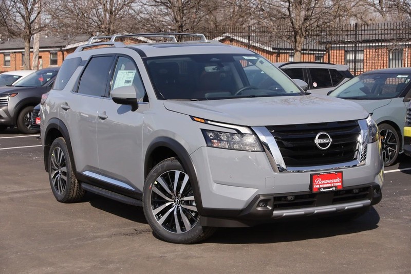 Nissan Pathfinder Vehicle Image 02