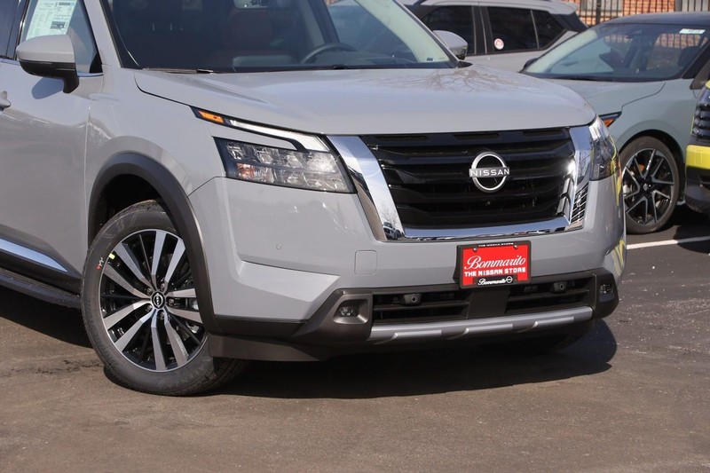 Nissan Pathfinder Vehicle Image 03