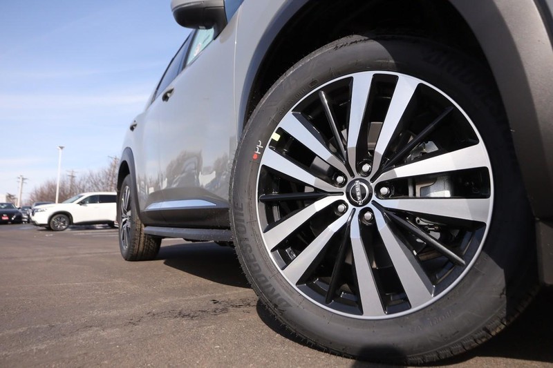 Nissan Pathfinder Vehicle Image 04