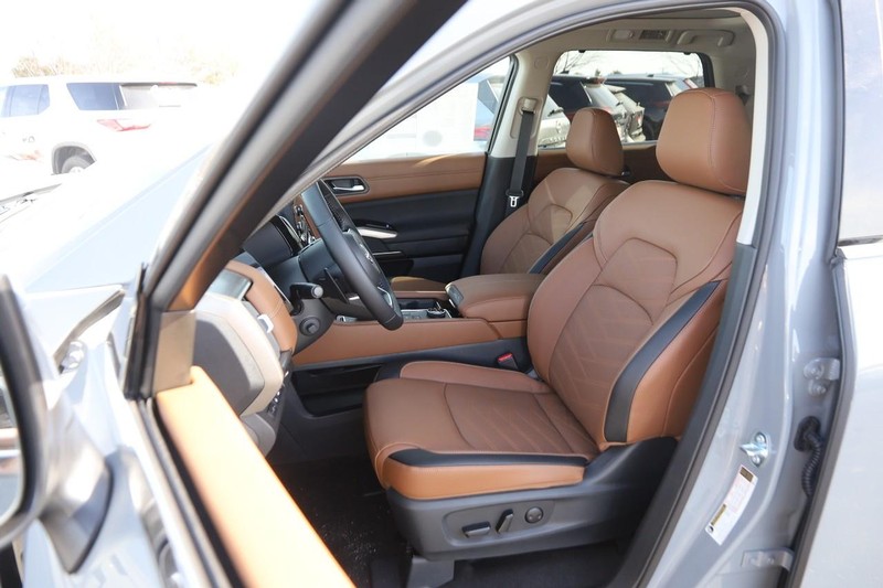 Nissan Pathfinder Vehicle Image 13