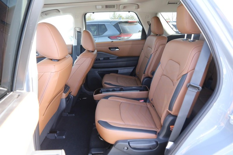 Nissan Pathfinder Vehicle Image 14