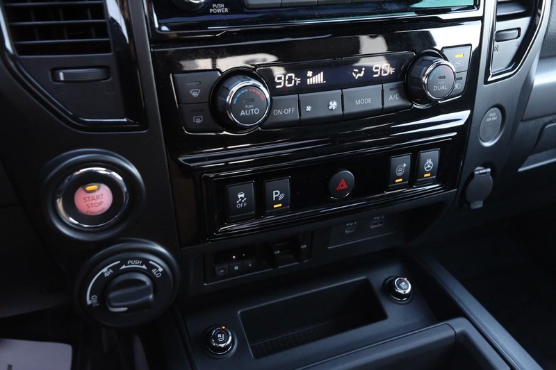 Nissan Titan Vehicle Image 18