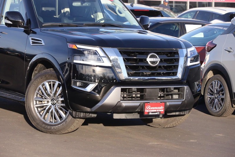 Nissan Armada Vehicle Full-screen Gallery Image 03