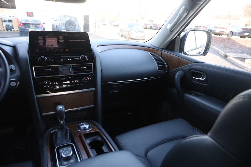 Nissan Armada Vehicle Full-screen Gallery Image 30