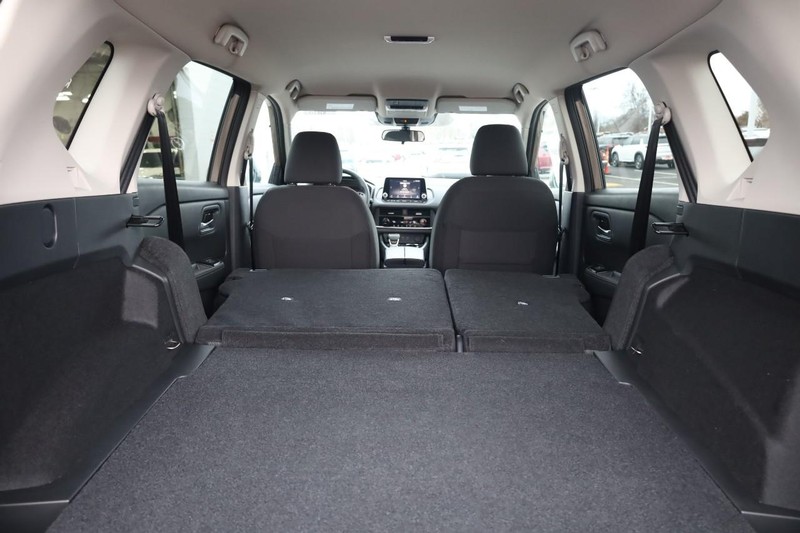 Nissan Rogue Vehicle Image 09