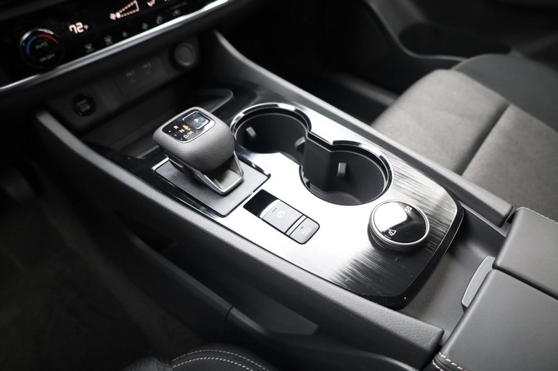 Nissan Rogue Vehicle Image 18