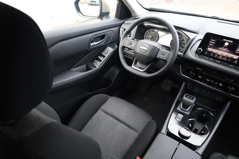 Nissan Rogue Vehicle Image 25