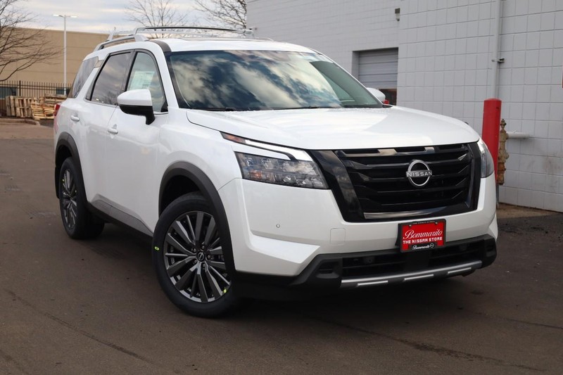 Nissan Pathfinder Vehicle Image 02