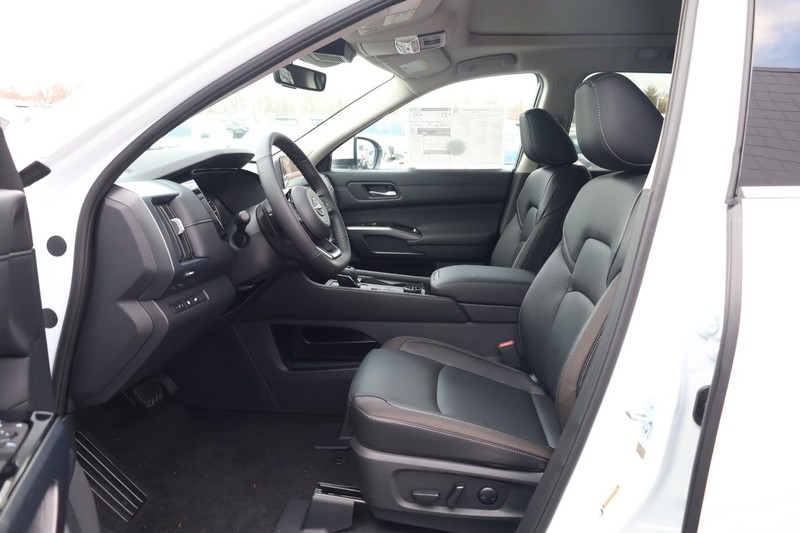 Nissan Pathfinder Vehicle Image 10