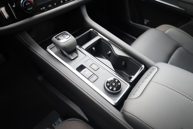 Nissan Pathfinder Vehicle Image 18