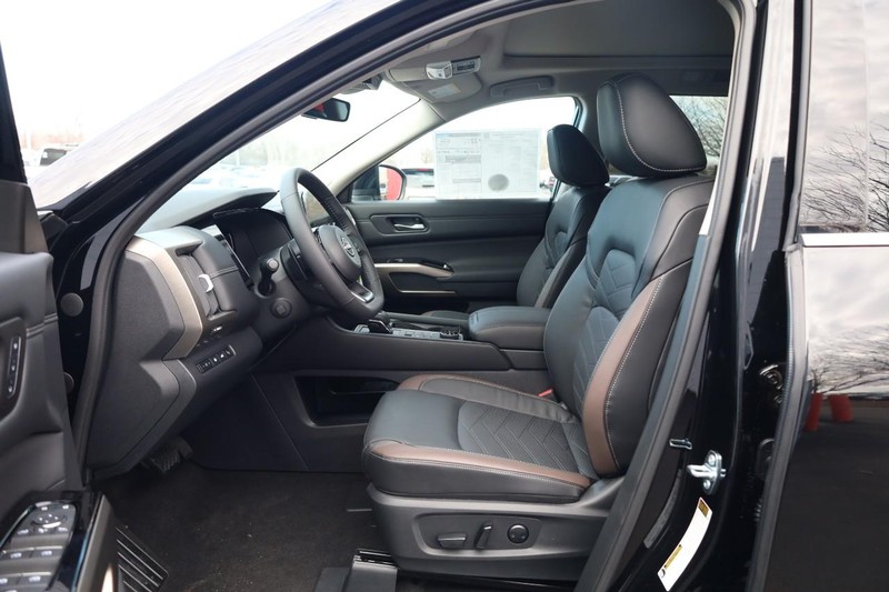 Nissan Pathfinder Vehicle Image 10