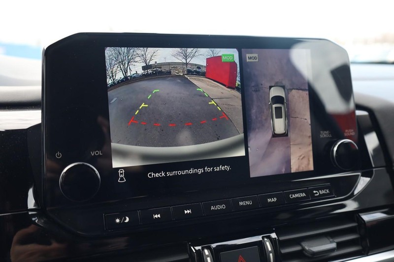 Nissan Pathfinder Vehicle Image 15