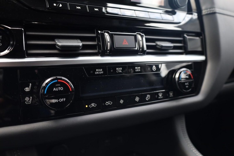 Nissan Pathfinder Vehicle Image 16