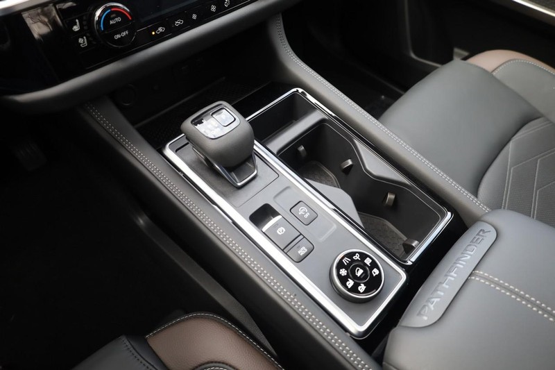 Nissan Pathfinder Vehicle Image 18