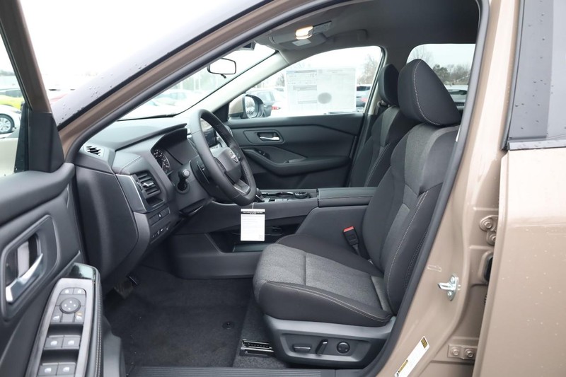 Nissan Rogue Vehicle Image 10