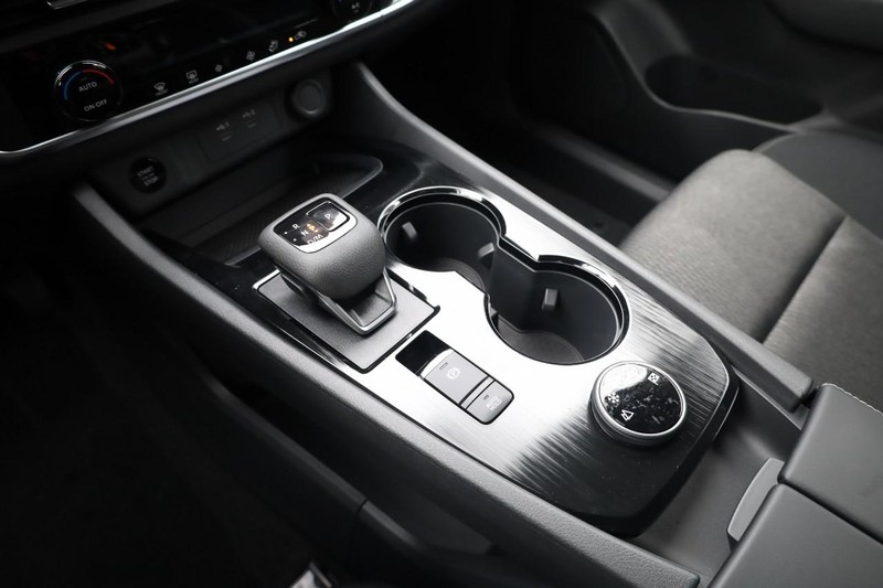Nissan Rogue Vehicle Image 18