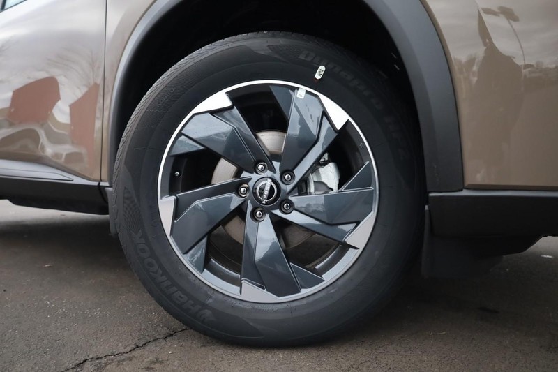 Nissan Rogue Vehicle Image 04