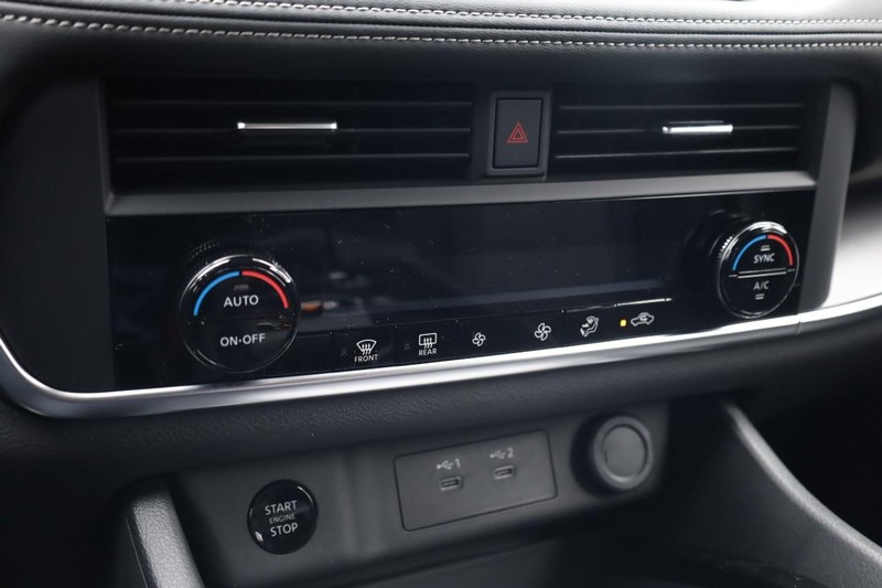 Nissan Rogue Vehicle Image 16