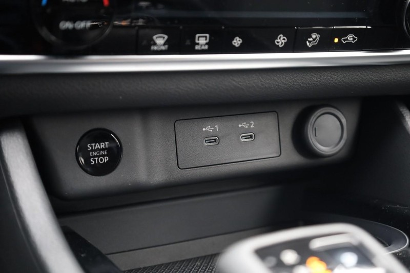 Nissan Rogue Vehicle Image 17