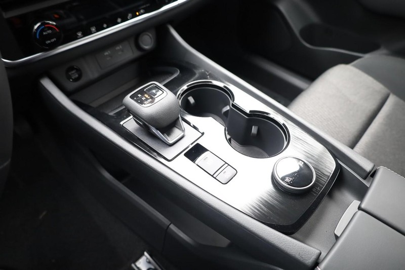 Nissan Rogue Vehicle Image 18