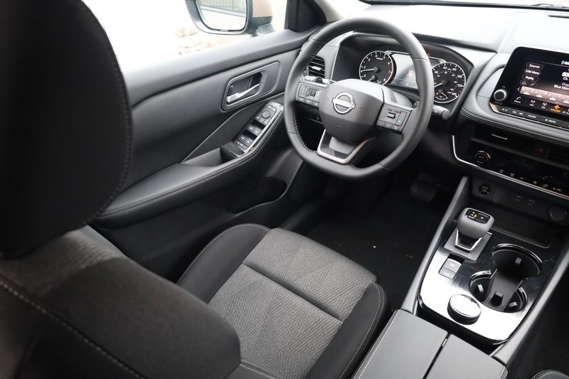 Nissan Rogue Vehicle Image 25