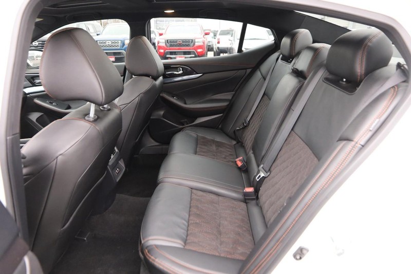 Nissan Maxima Vehicle Image 12