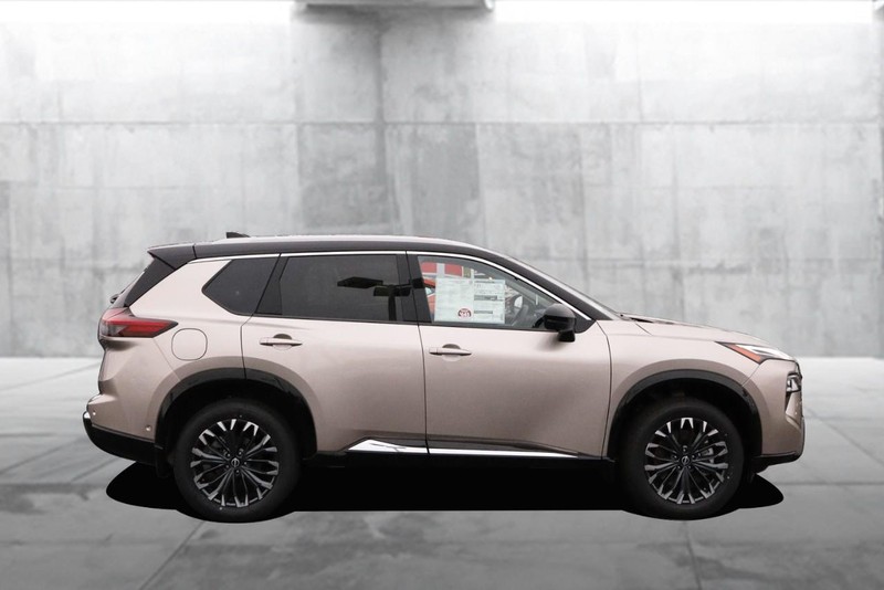Nissan Rogue Vehicle Image 05