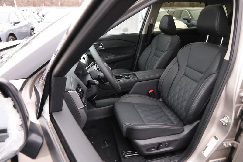 Nissan Rogue Vehicle Image 10