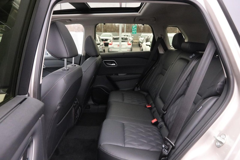 Nissan Rogue Vehicle Image 11