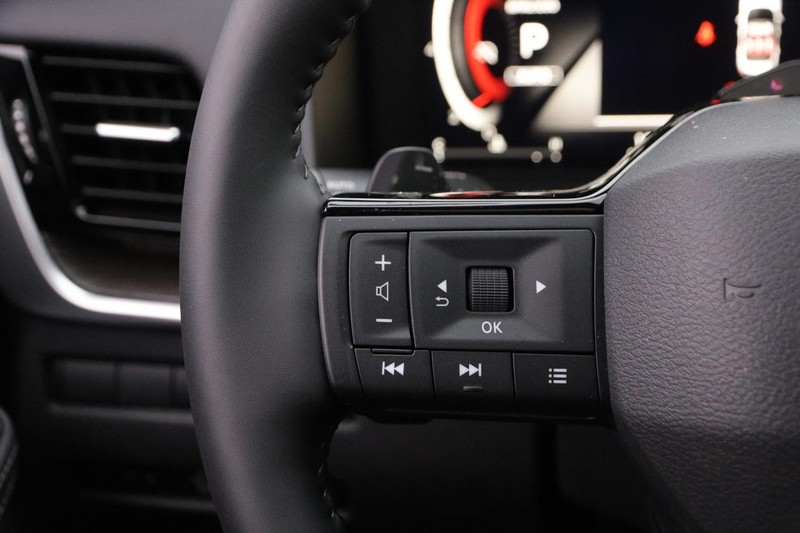 Nissan Rogue Vehicle Image 13