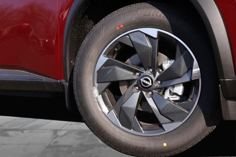 Nissan Rogue Vehicle Image 03
