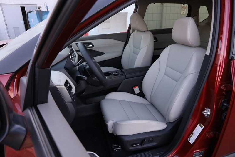 Nissan Rogue Vehicle Image 10