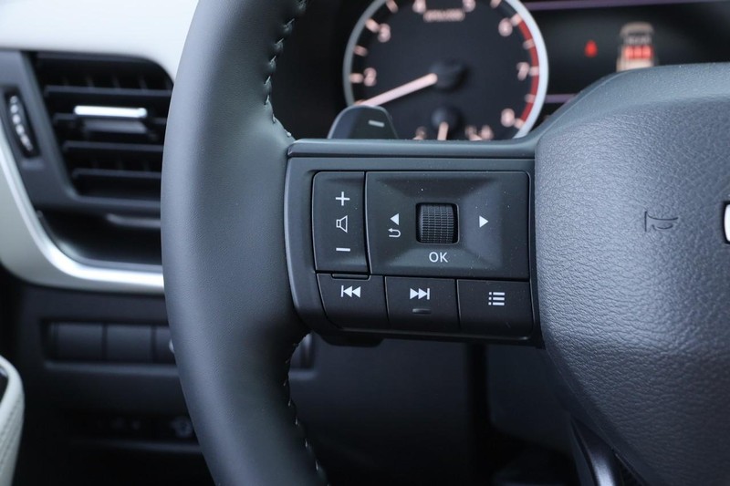 Nissan Rogue Vehicle Image 13