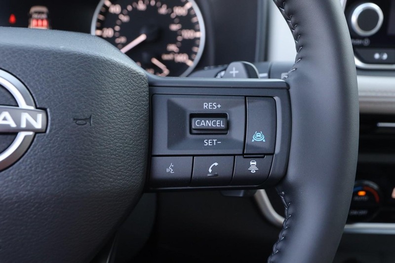 Nissan Rogue Vehicle Image 14