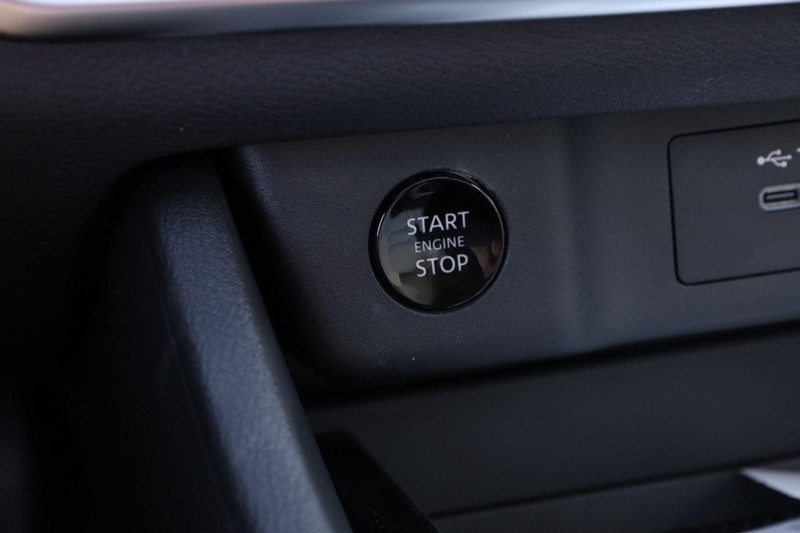 Nissan Rogue Vehicle Image 16