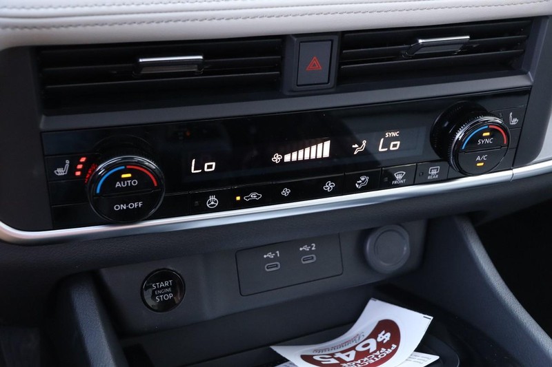Nissan Rogue Vehicle Image 19