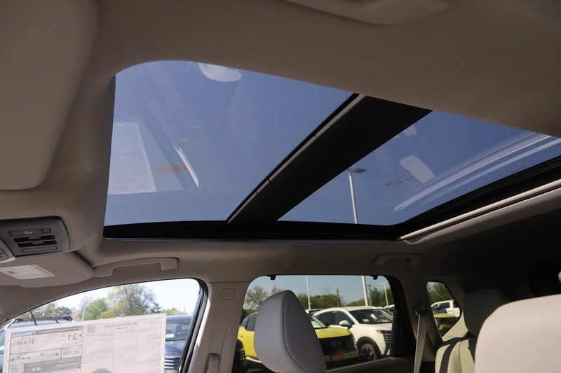 Nissan Rogue Vehicle Image 09