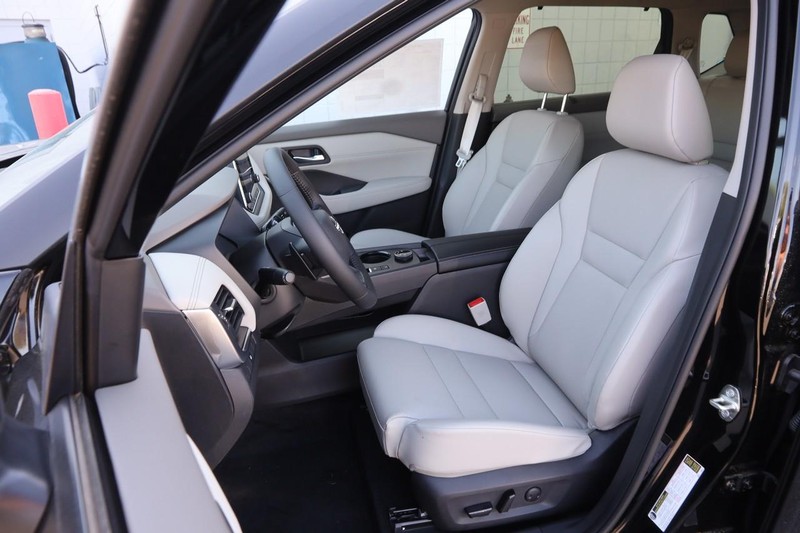 Nissan Rogue Vehicle Image 10