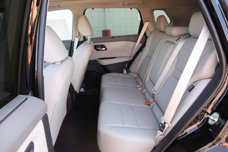 Nissan Rogue Vehicle Image 11