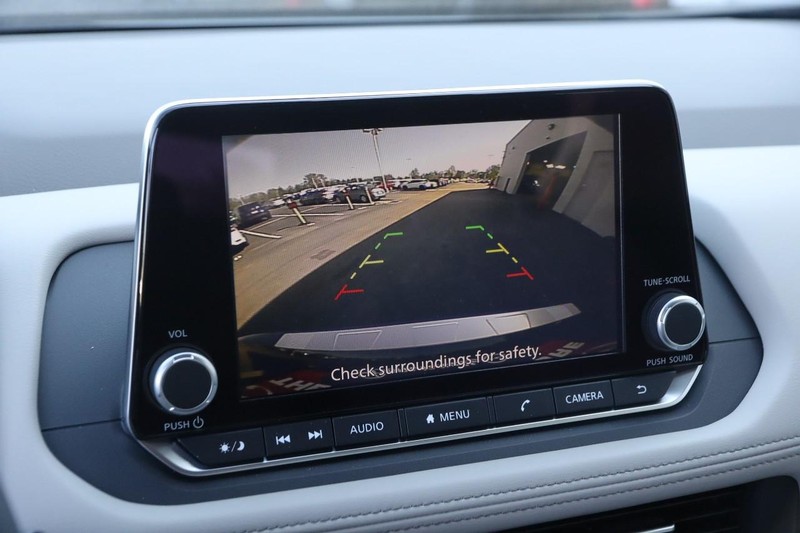Nissan Rogue Vehicle Image 17