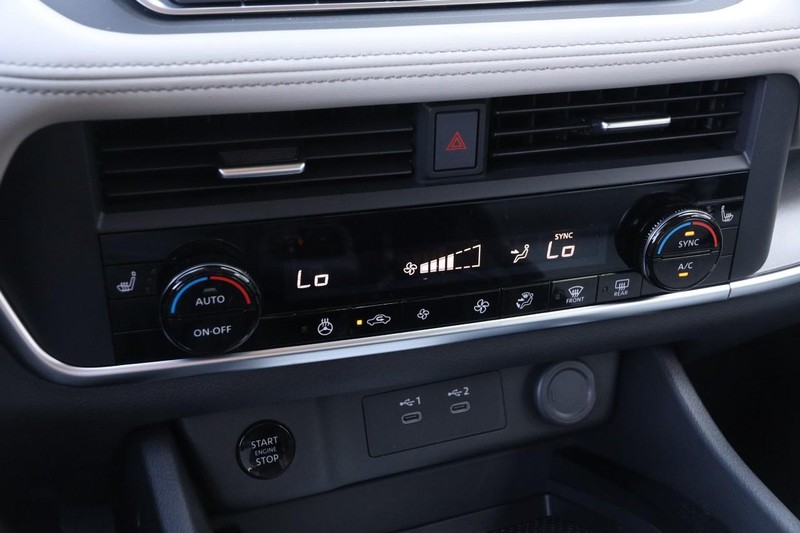 Nissan Rogue Vehicle Image 18