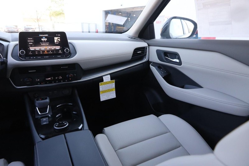 Nissan Rogue Vehicle Image 24
