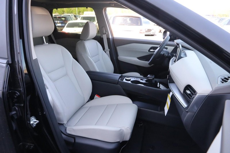 Nissan Rogue Vehicle Image 25