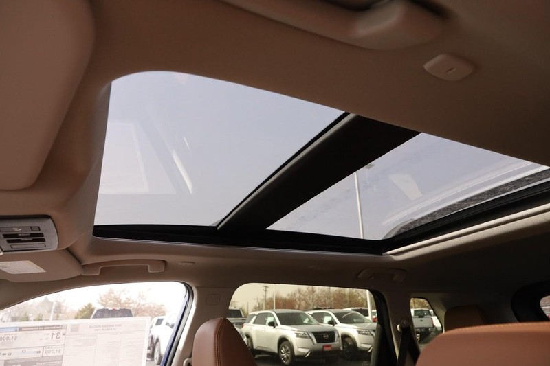 Nissan Rogue Vehicle Image 09