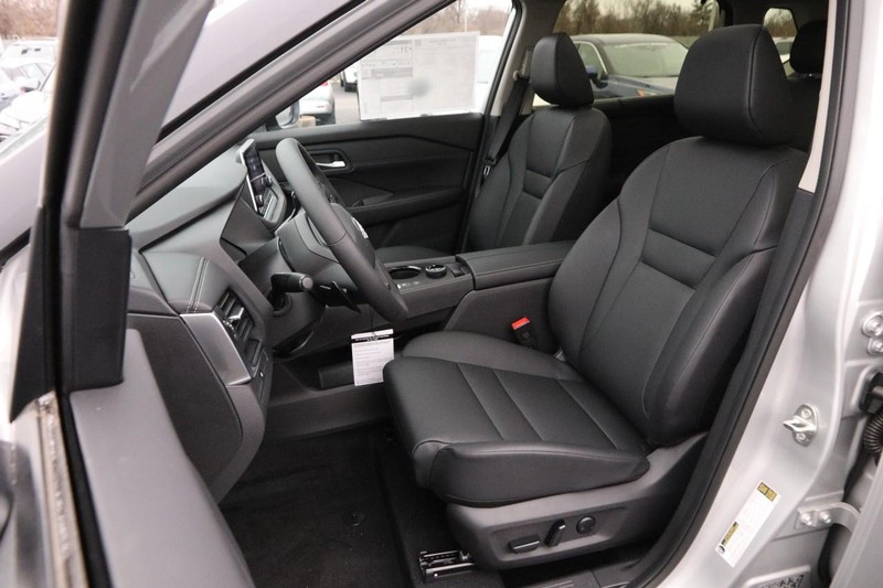 Nissan Rogue Vehicle Image 10