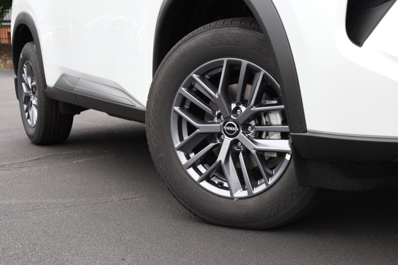 Nissan Rogue Vehicle Image 03
