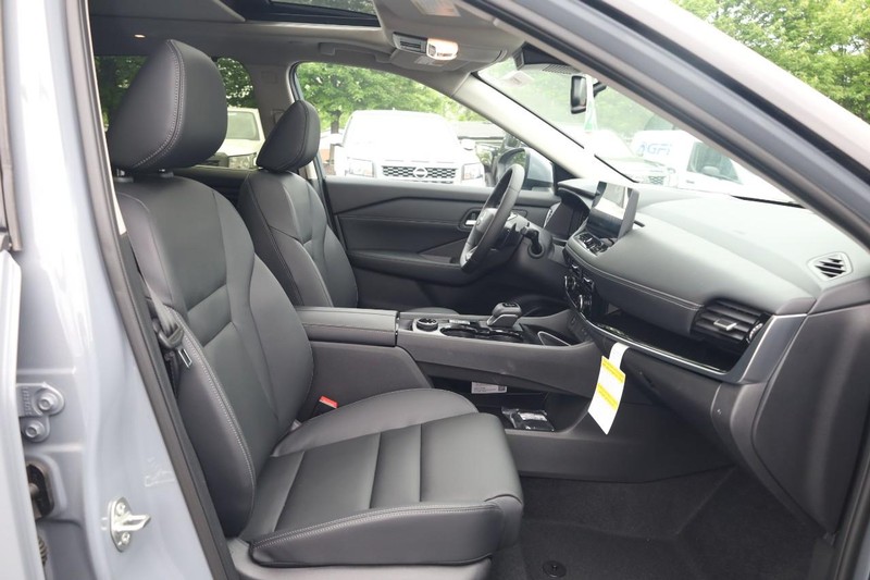 Nissan Rogue Vehicle Image 25